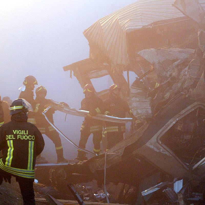 20090630 - BOLOGNA - DIS - STRAGE VIAREGGIO: GLI INCIDENTI FERROVIARI PIU'GRAVI - Vigili del fuoco sul luogo dell'incidente ferroviario avvenuto il 7 gennaio 2005 sulla linea Bologna-Verona in localita' Bolognina di Crevalcore, nella pianura bolognese. Un treno interregionale e un convoglio merci con putrelle di acciaio si scontrano frontalmente a pochi passi dalla stazione di Bolognina di Crevalcore, sulla linea Bologna-Verona a binario unico. I morti furono 17, i feriti 15. ANSA/GIORGIO BENVENUTI/ARCHIVIO/GID
